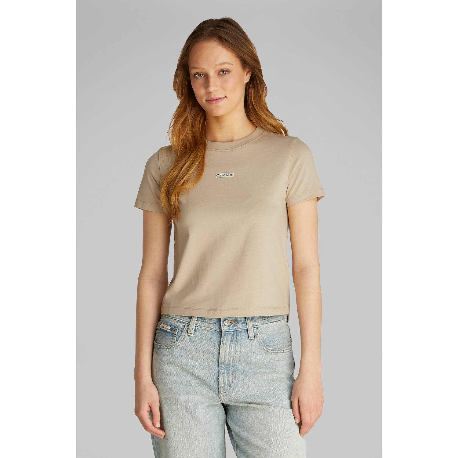 CALVIN KLEIN Dames Tops & T-shirts Placed Institutional Baby Tee Zand