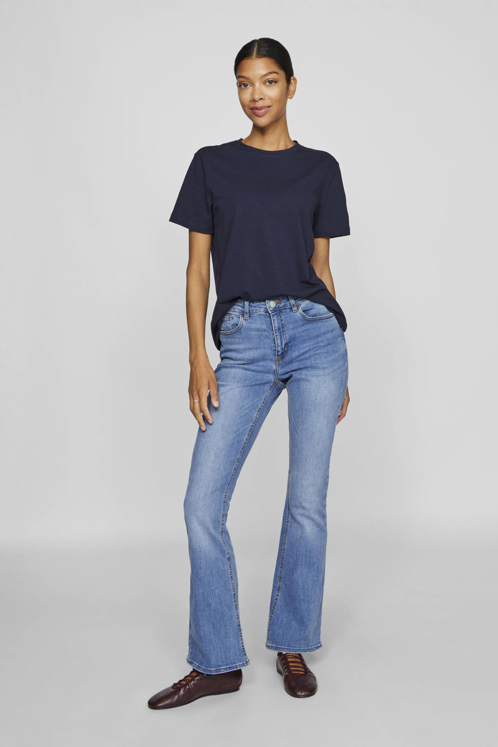 Light blue denim dames VILA regular waist flared jeans van denim met rits- en knoopsluiting en effen