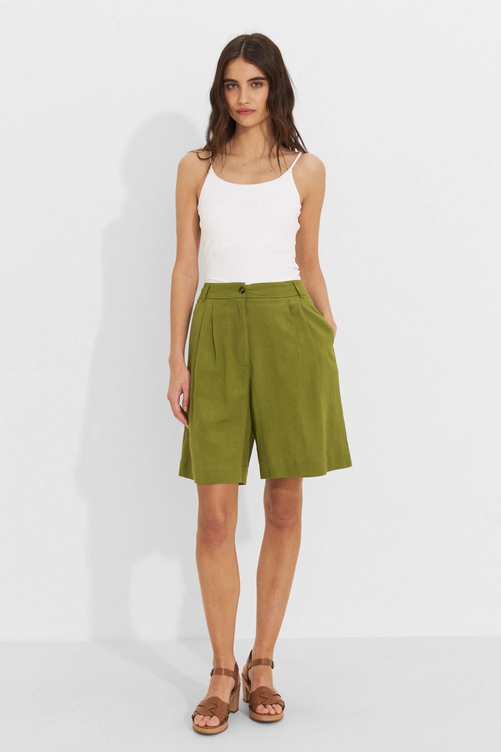 Olijfgroene dames Ruby bermuda short van viscose met loose fit, regular waist, rits- en knoopsluiting en effen