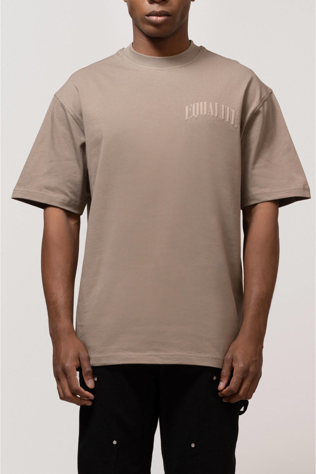 Taupe heren Equalité T-shirt van katoen met backprint, korte mouwen en ronde hals