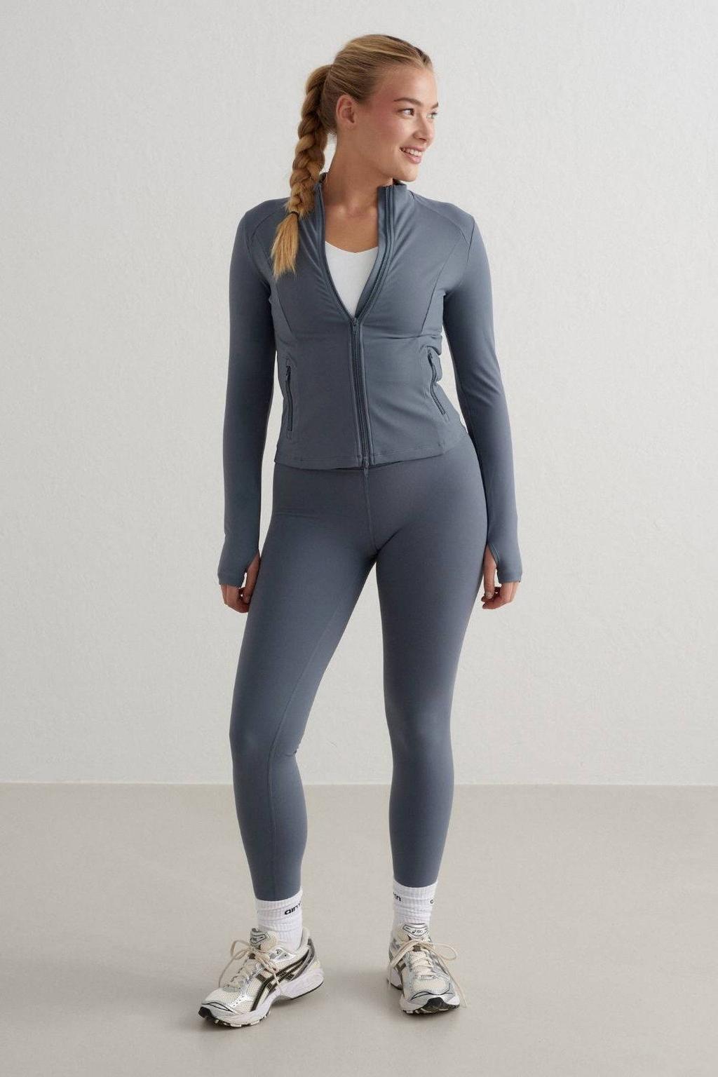 Grijsblauwe dames Aim'n sportjack Sense blauw van polyester met lange mouwen, opstaande kraag en 2-way rits