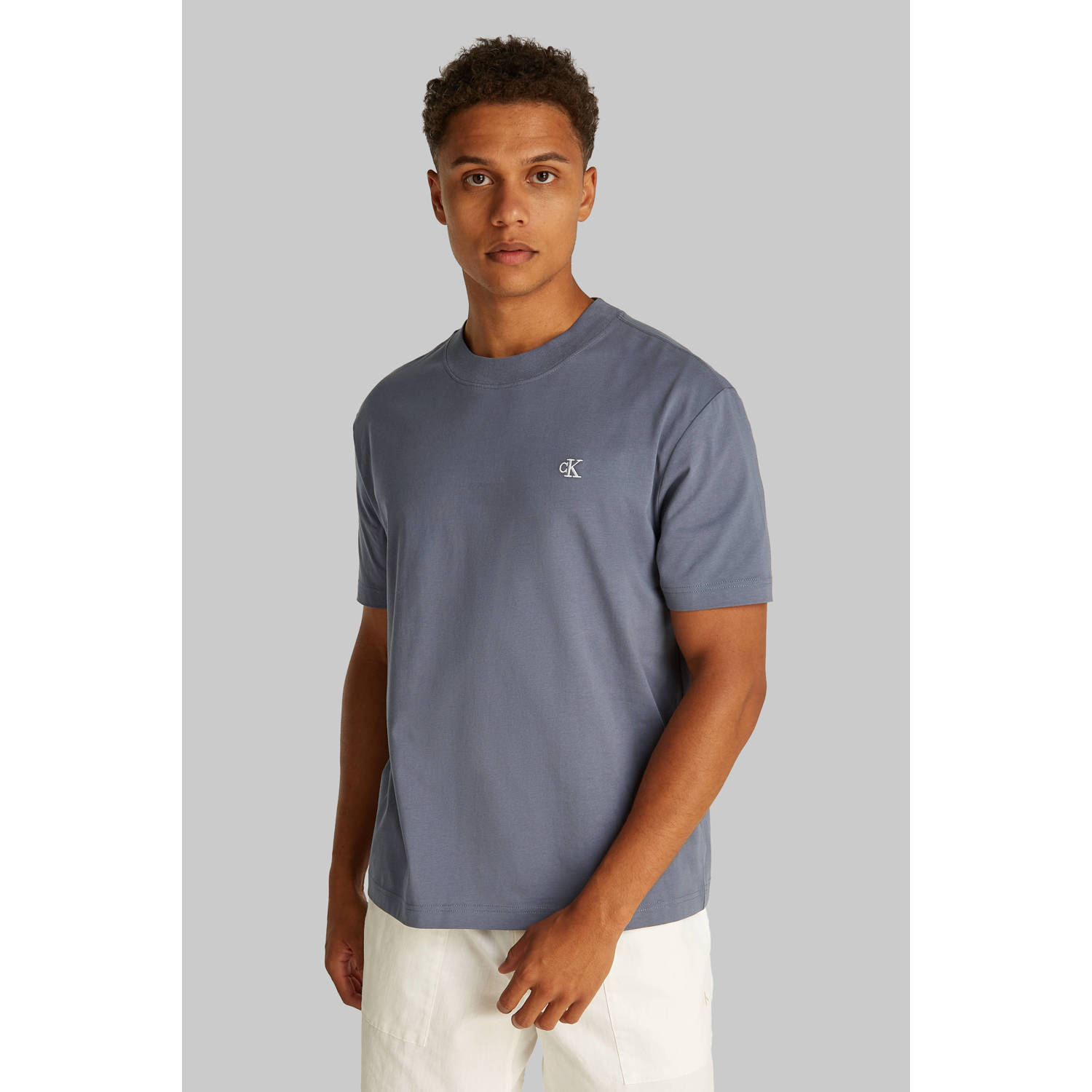 Calvin Klein T-shirt SERIF FONT GRAPHIC TEE met groot logo op de rug