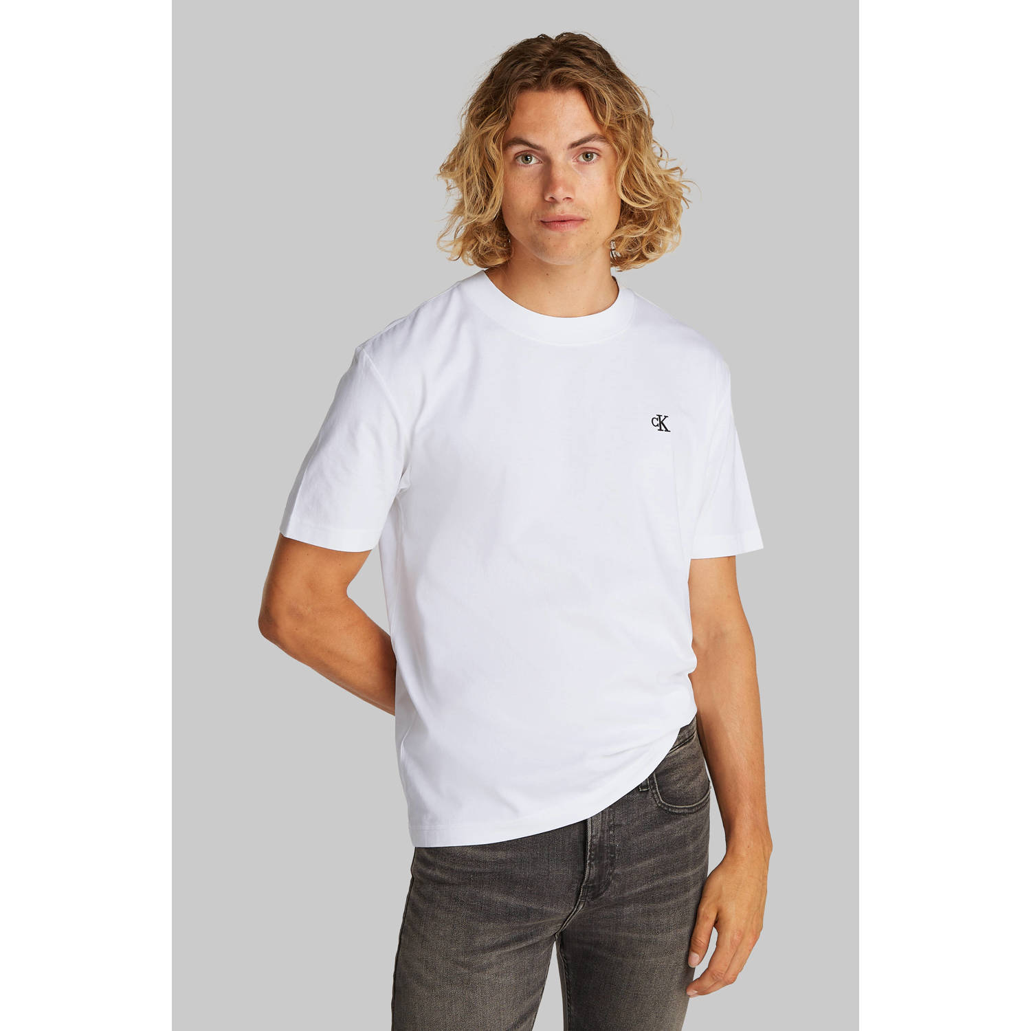 Calvin Klein T-shirt SERIF FONT GRAPHIC TEE met groot logo op de rug