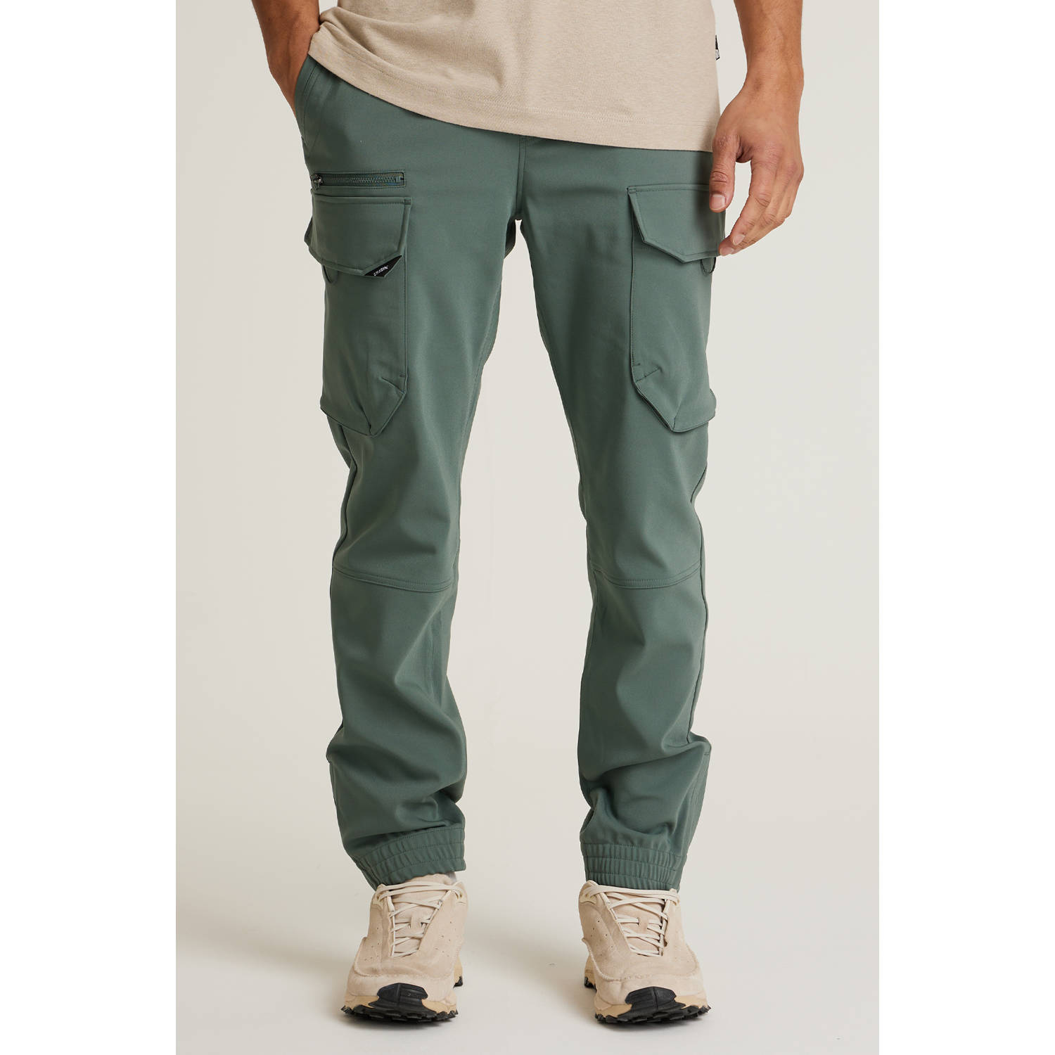 CHASIN' tapered cargo broek groen