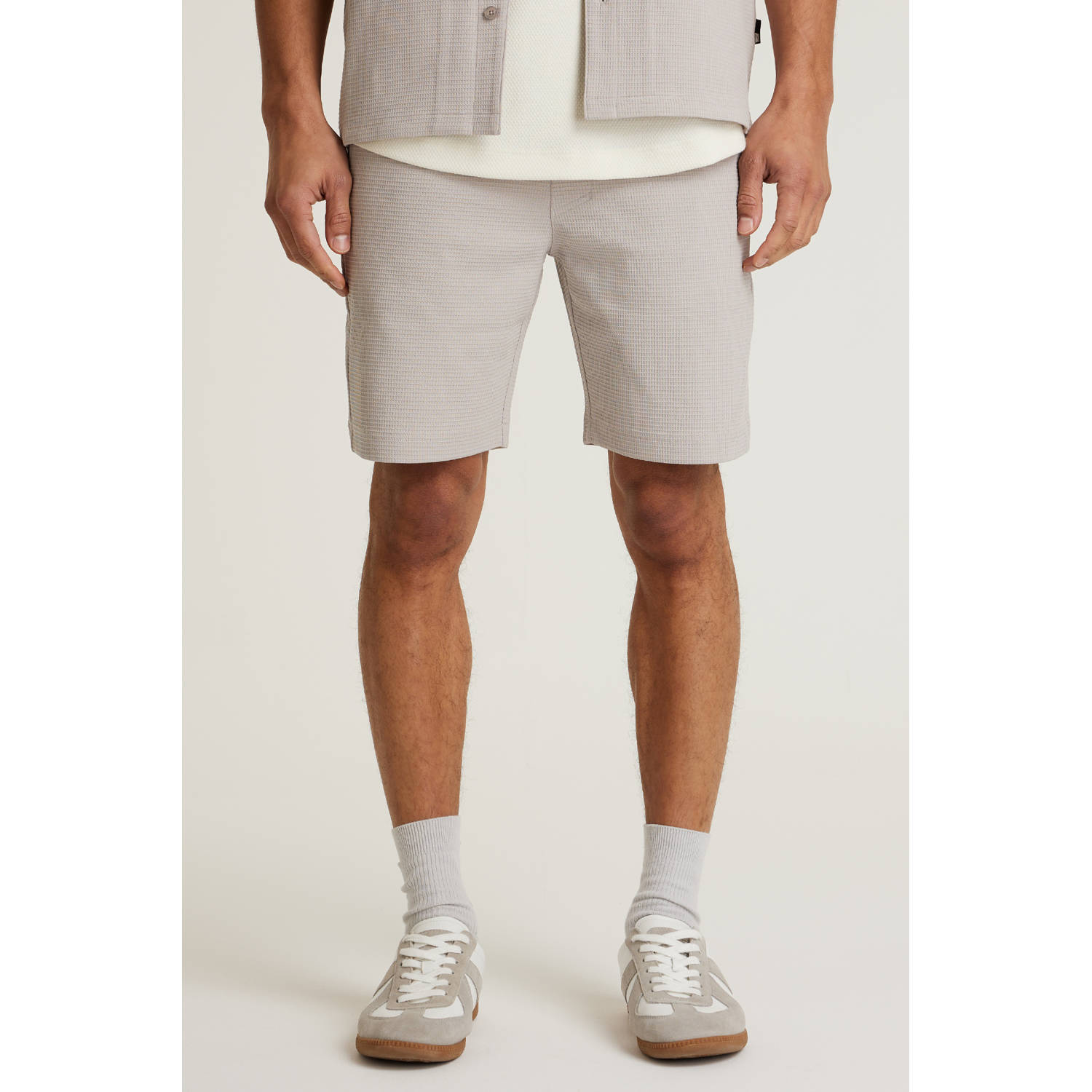 CHASIN' slim chino short met textuur zand