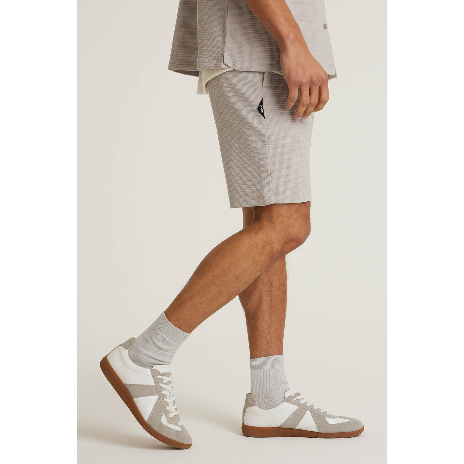 CHASIN' slim chino short met textuur zand