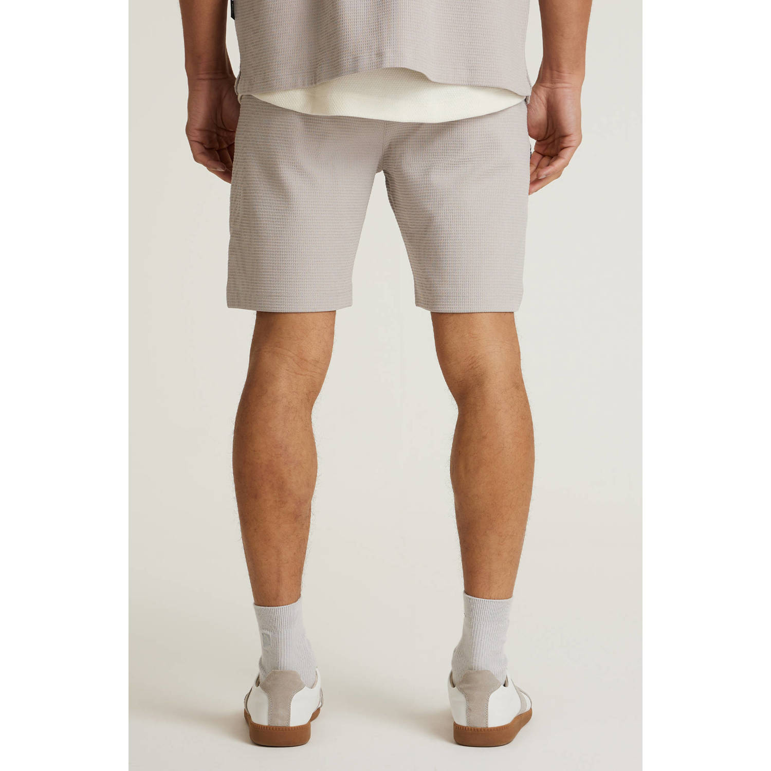 CHASIN' slim chino short met textuur zand