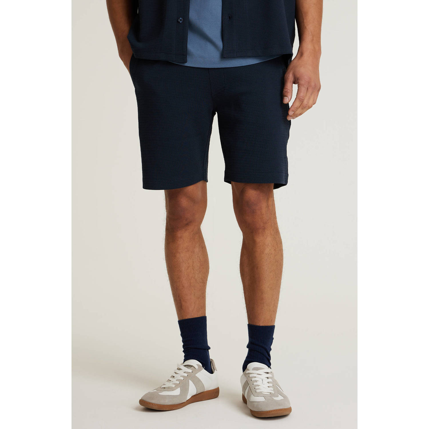 CHASIN' slim chino short met textuur donkerblauw