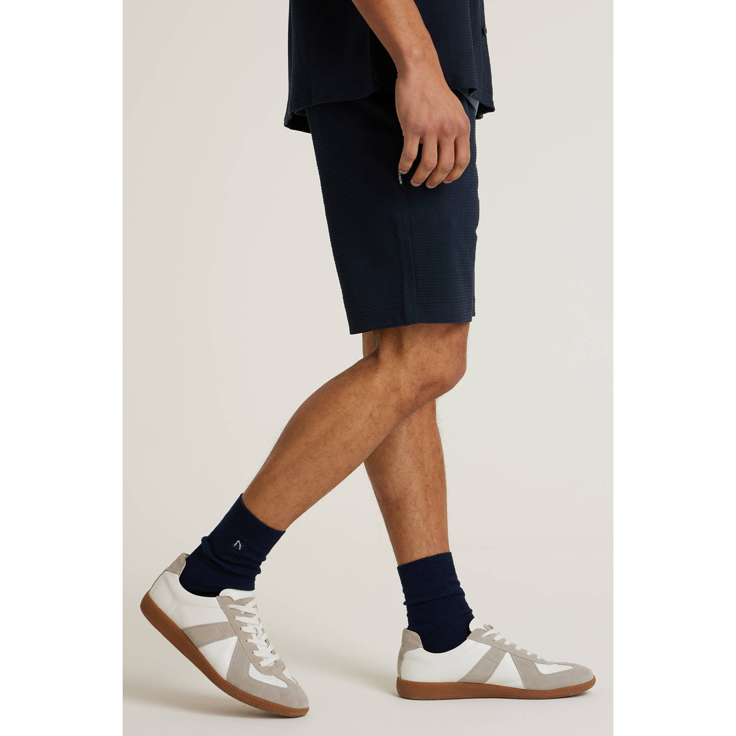 CHASIN' slim chino short met textuur donkerblauw