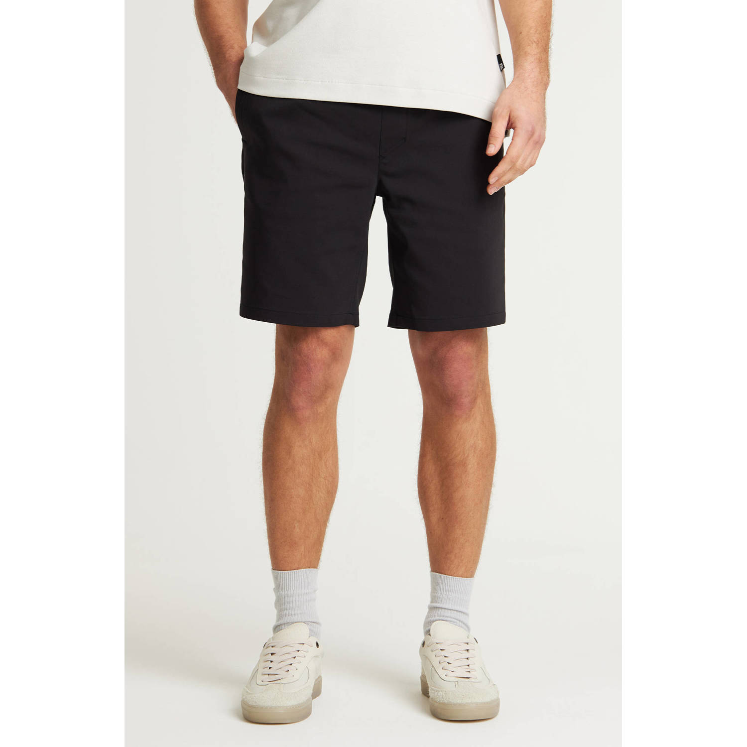 CHASIN' slim chino short zwart