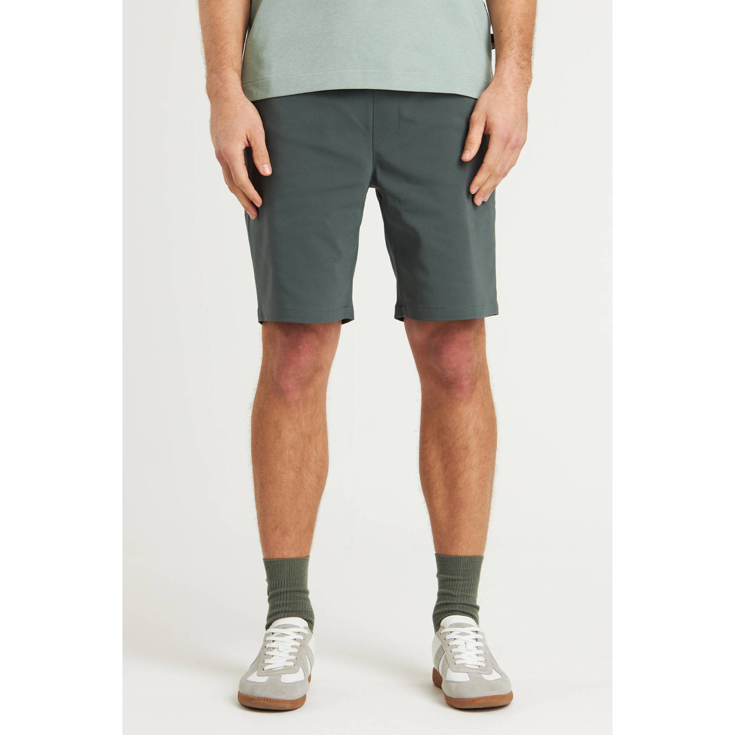 CHASIN' slim chino short donkergroen