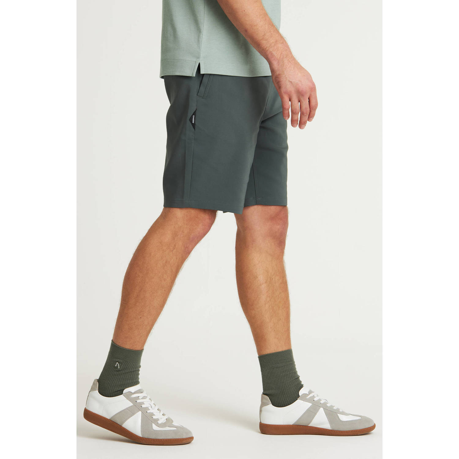 CHASIN' slim chino short donkergroen