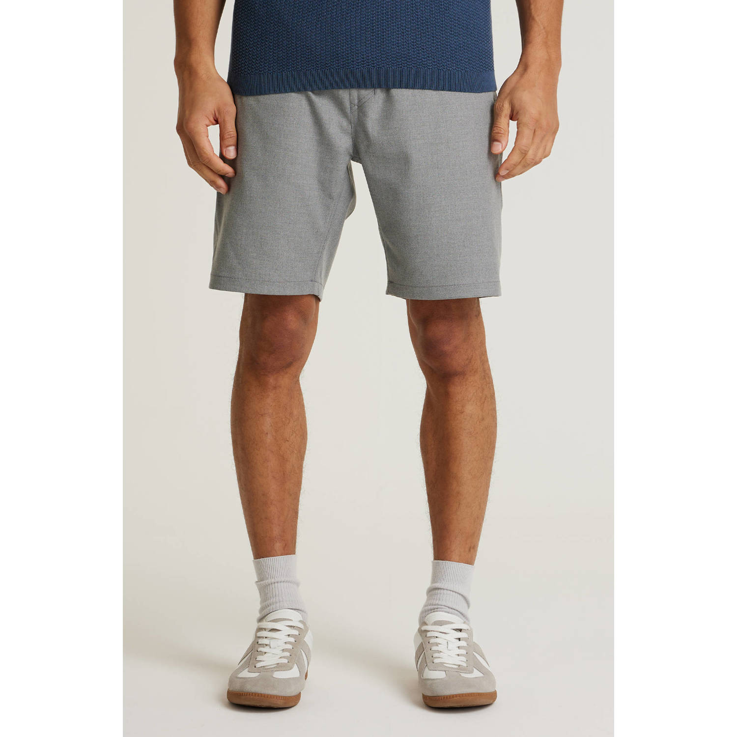 CHASIN' slim chino short grijs