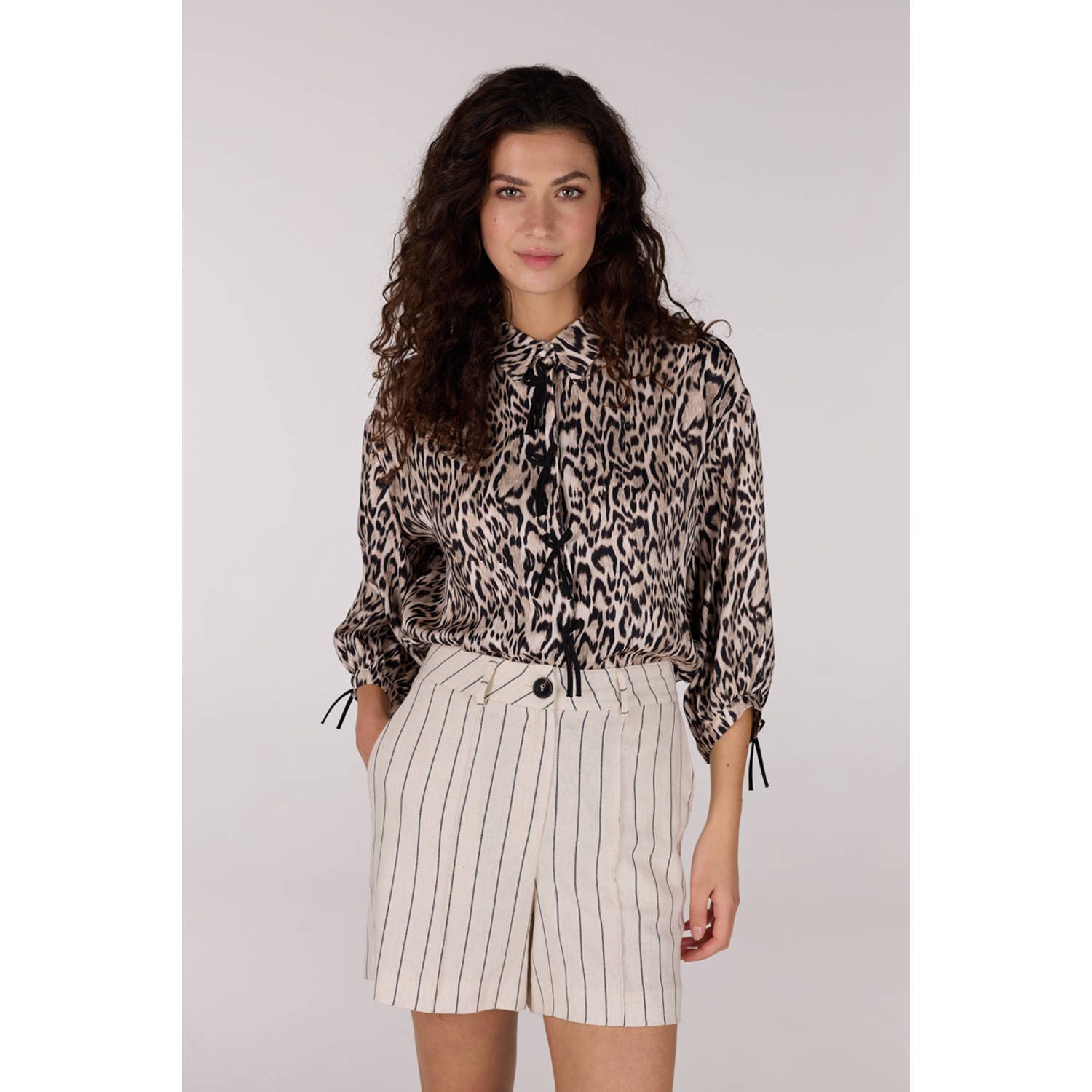 JANSEN AMSTERDAM Dames Blouses Robine Blouse Wa 798 3 4 Sleeve Bowdetails Beige