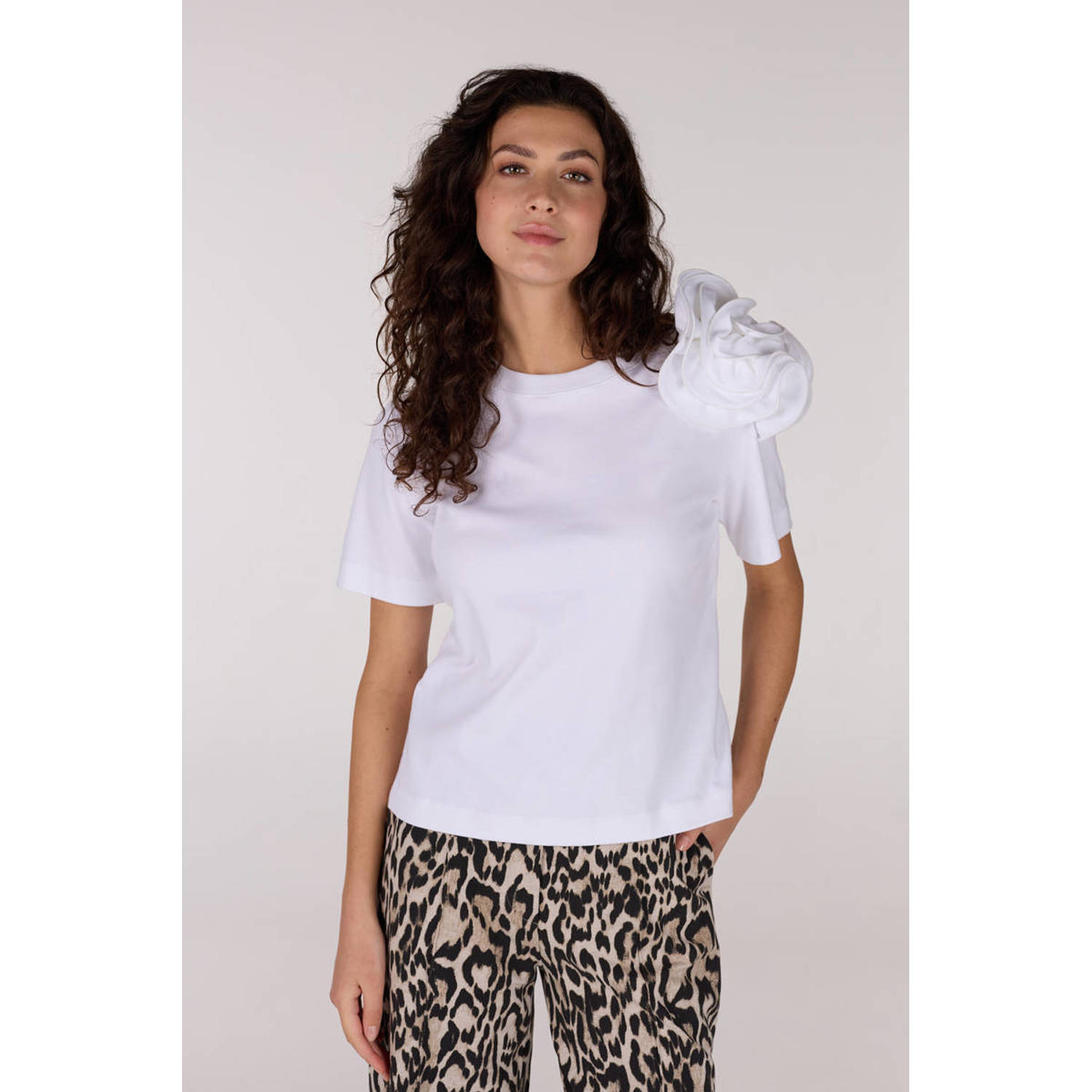 JANSEN AMSTERDAM Dames Tops & T-shirts Roxy T-shirt Co 105 Short Slv Flower Detail Wit