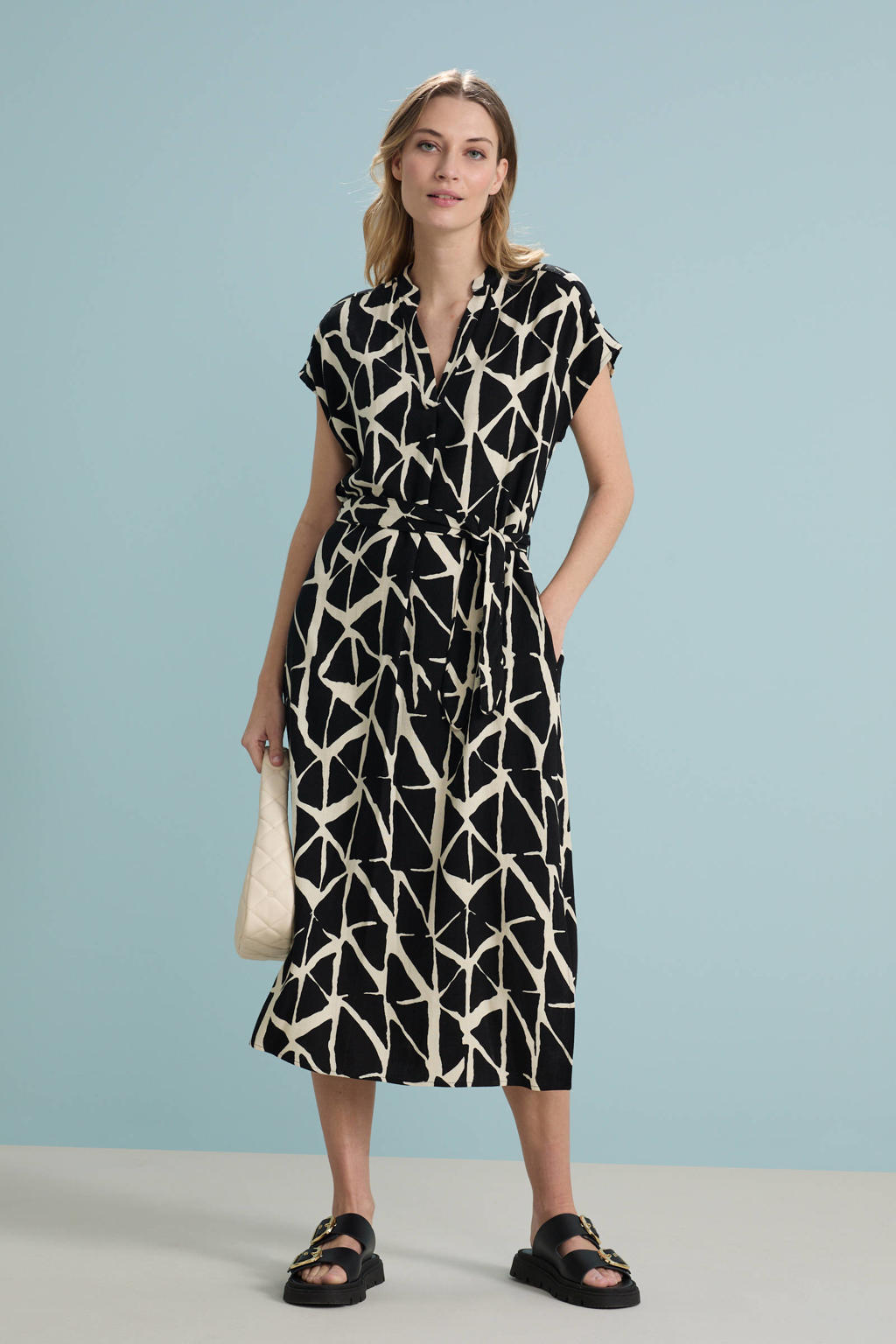 Zwart en ecru dames NUKUS zomerjurk van linnen met grafische print, korte mouwen, V-hals en striksluiting