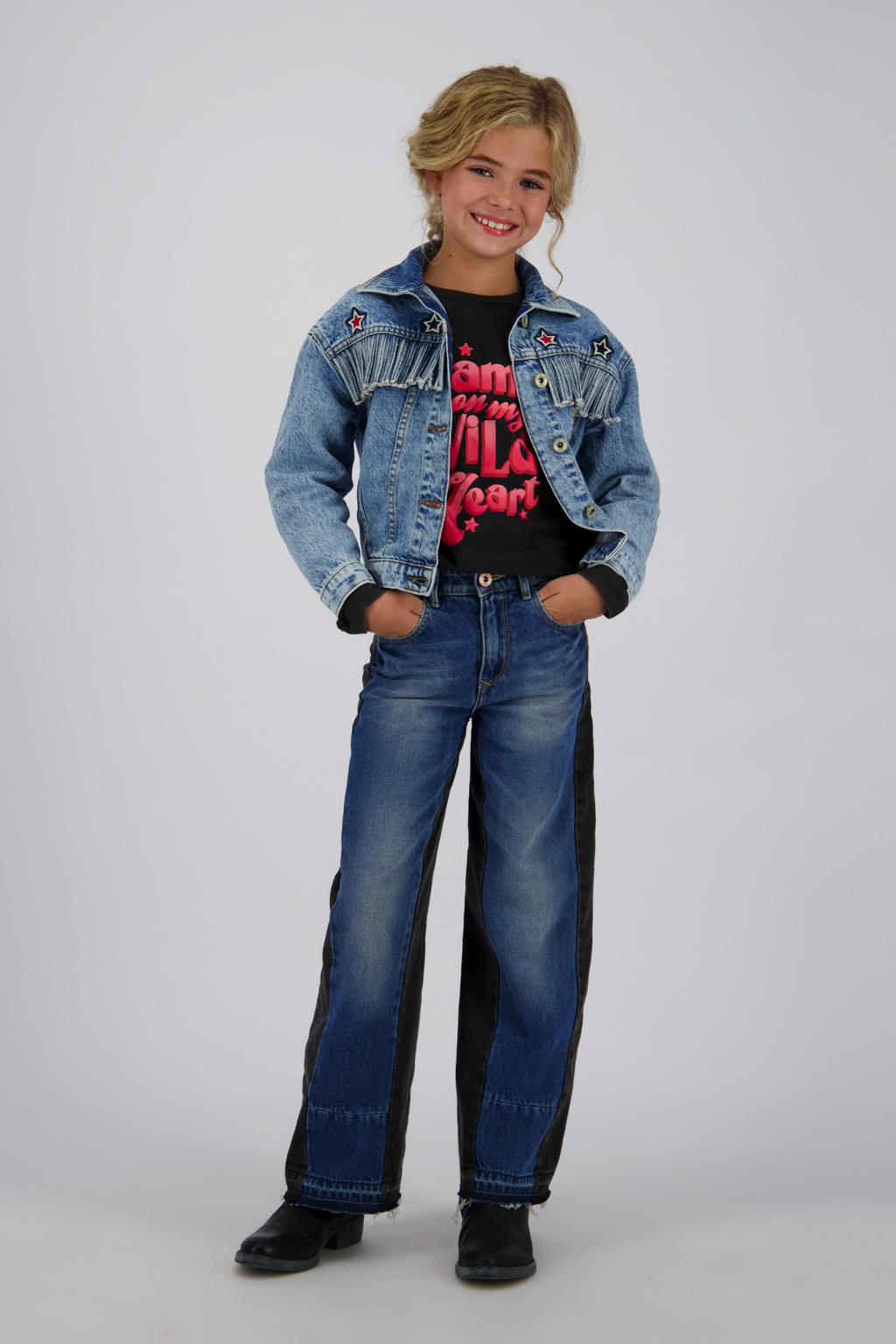 Medium blue denim meisjes Vingino spijkerjas van denim met sterrenprint, lange mouwen, klassieke kraag, knoopsluiting en franjes
