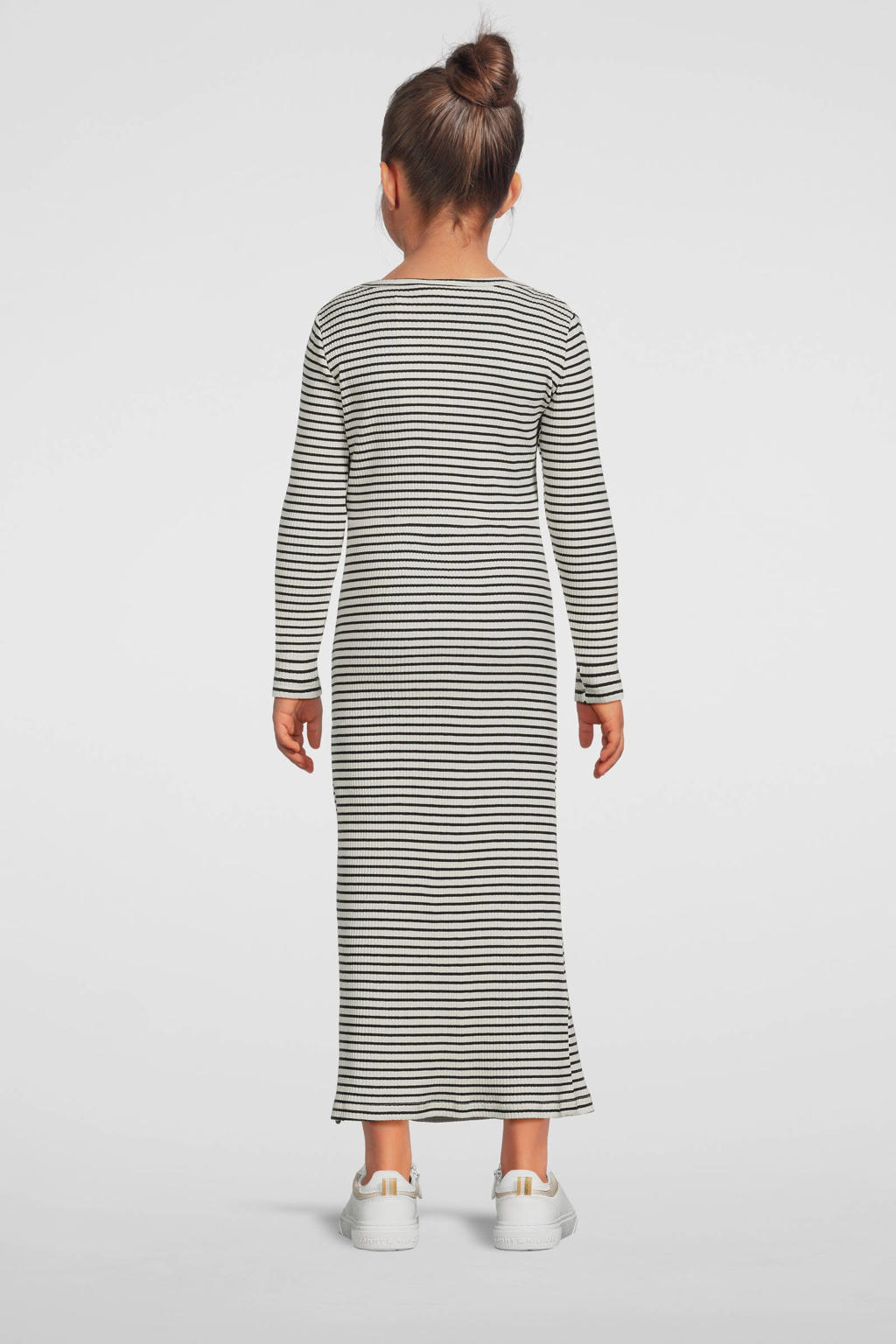 Zwart en ecru meisjes Sofie Schnoor maxi jurk van stretchkatoen met strepenprint, lange mouwen en ronde hals