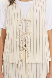 thumbnail: Ruby linnen gilet met krijtstreep print beige