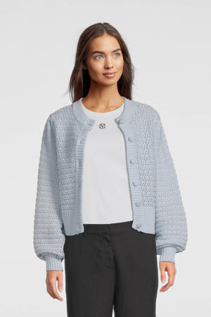 vest lichtblauw grof gebreid