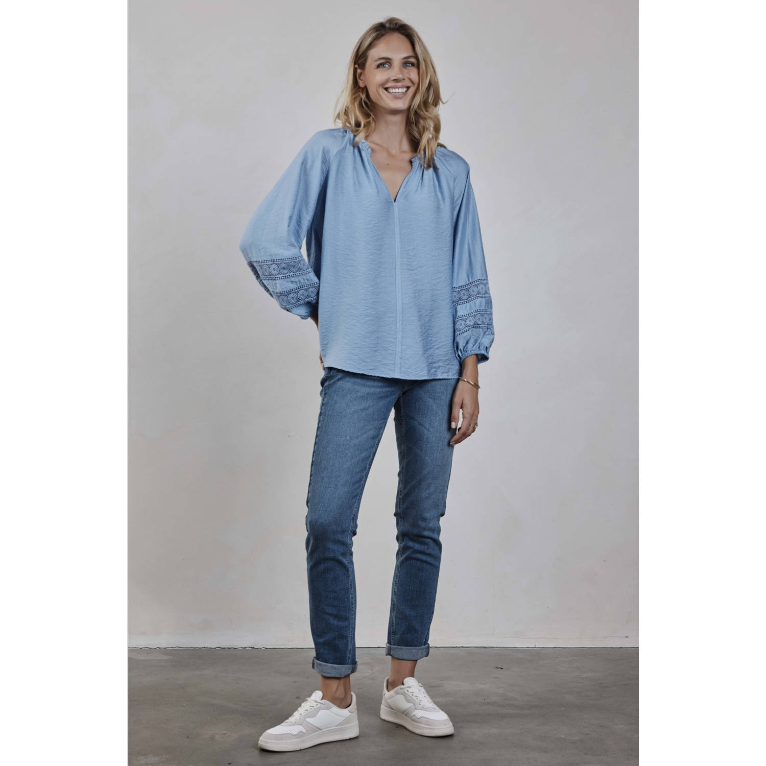 Didi top lichtblauw broderie