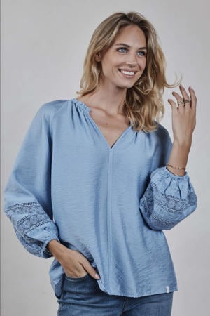 top lichtblauw broderie