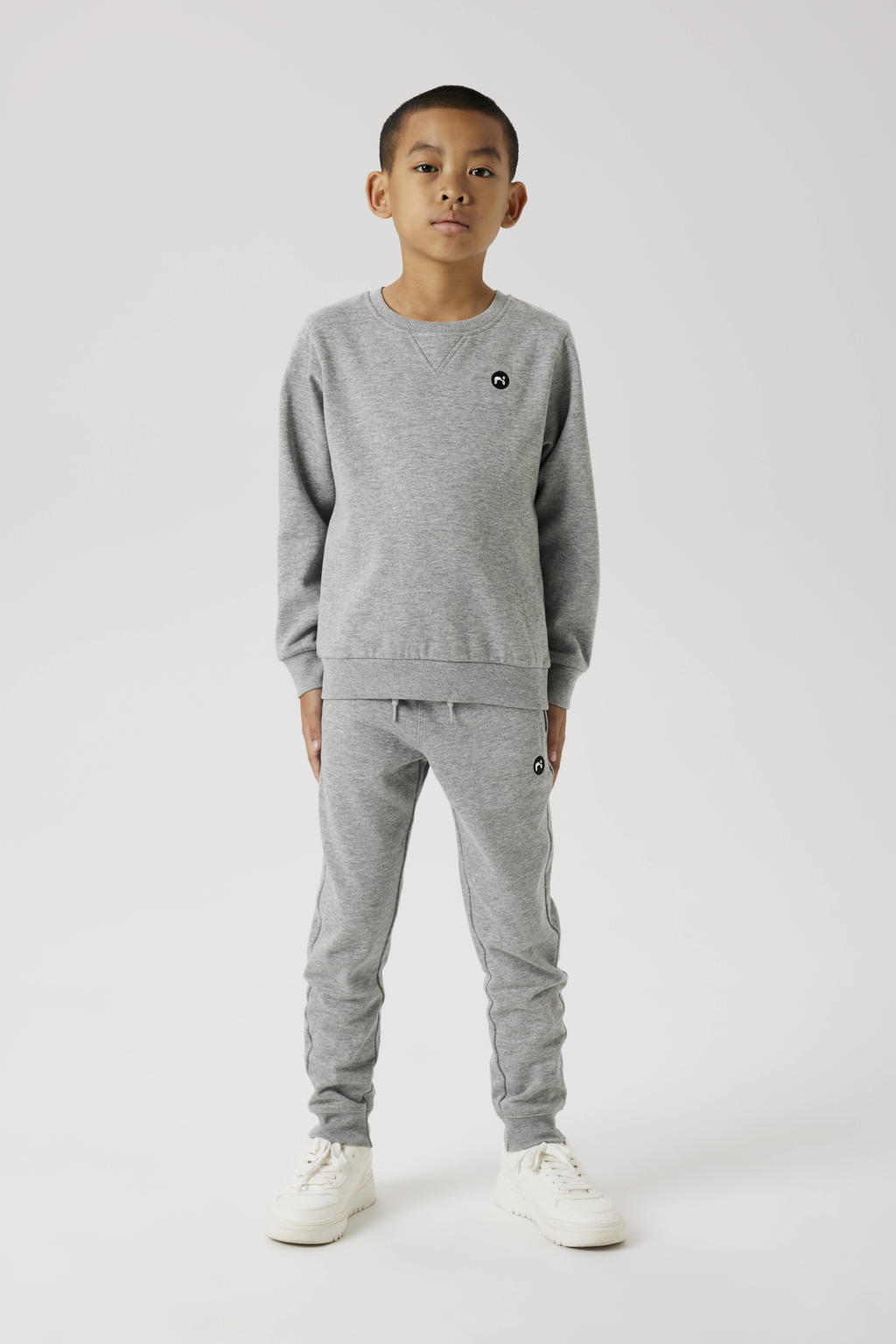 Grijs melange jongens NAME IT KIDS joggingbroek melange van sweat materiaal met regular fit en elastische tailleband met koord