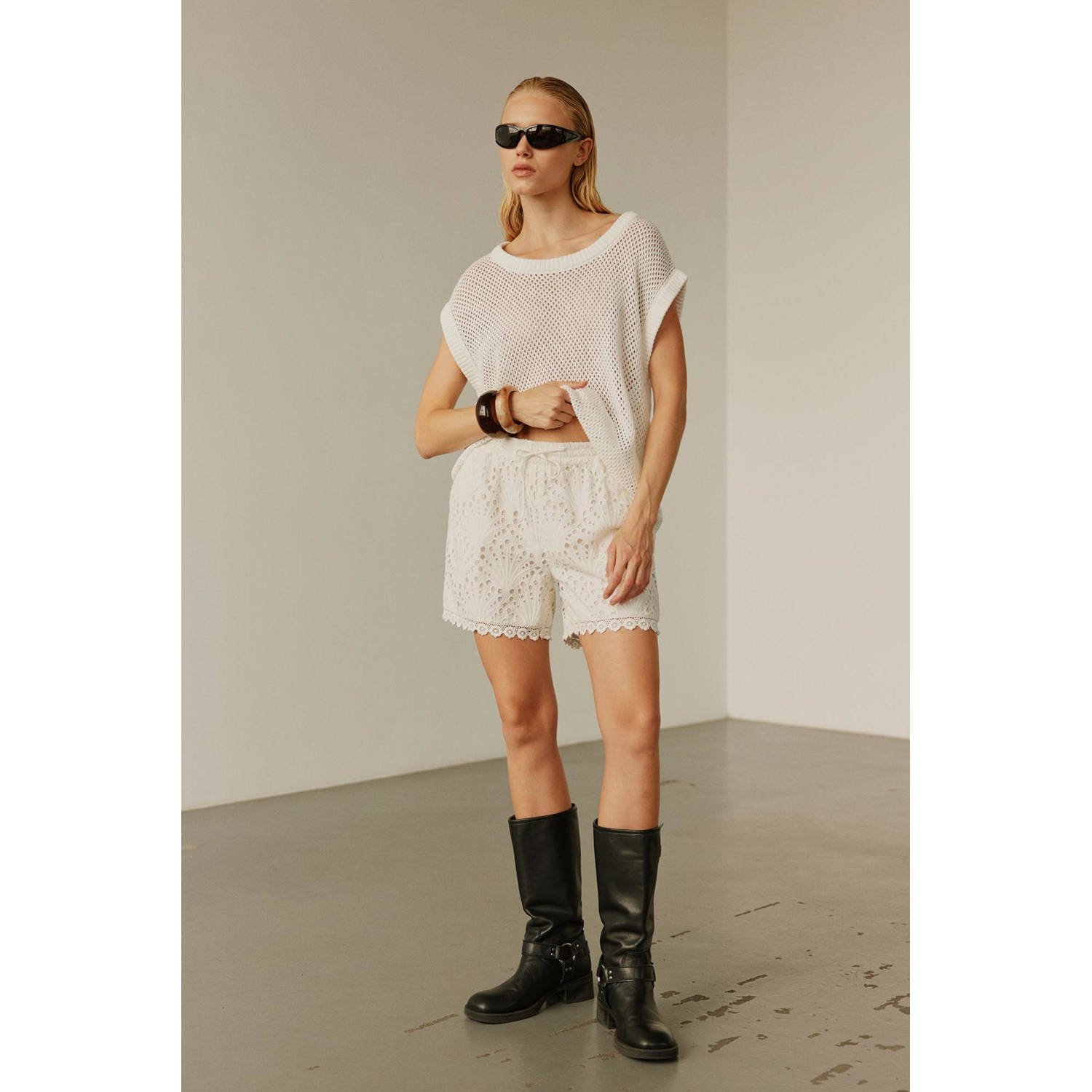 Sofie Schnoor regular waist casual short ecru broderie