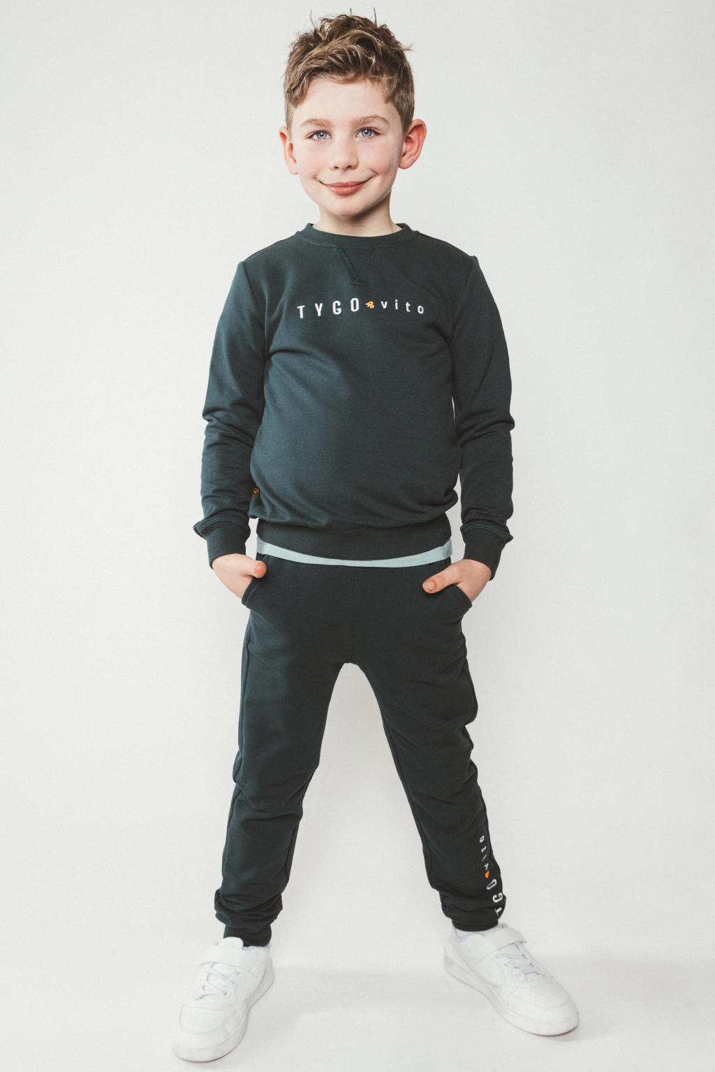 Donkergroene jongens & vito sweater met tekst print, lange mouwen, ronde hals en geribde boorden
