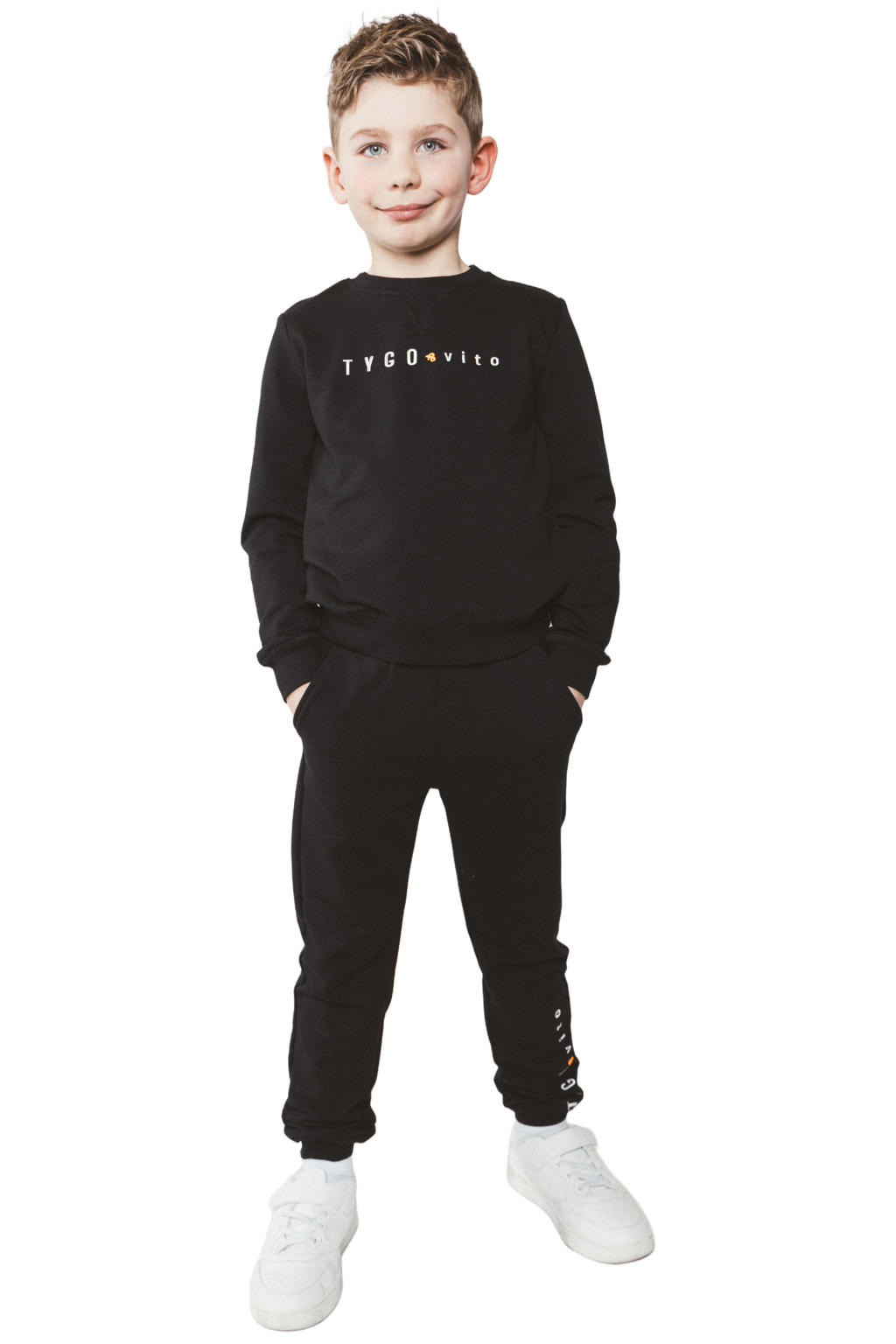 Zwarte jongens & vito sweater met tekst print, lange mouwen, ronde hals en geribde boorden