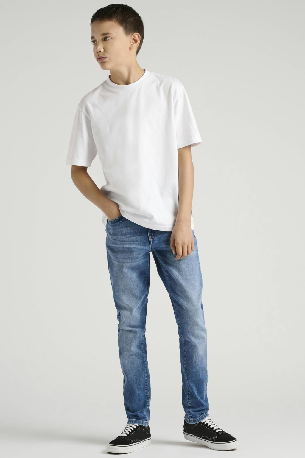 Medium blue denim jongens ONLY & SONS JUNIOR relaxed tapered jeans van denim met regular waist, rits- en knoopsluiting en effen