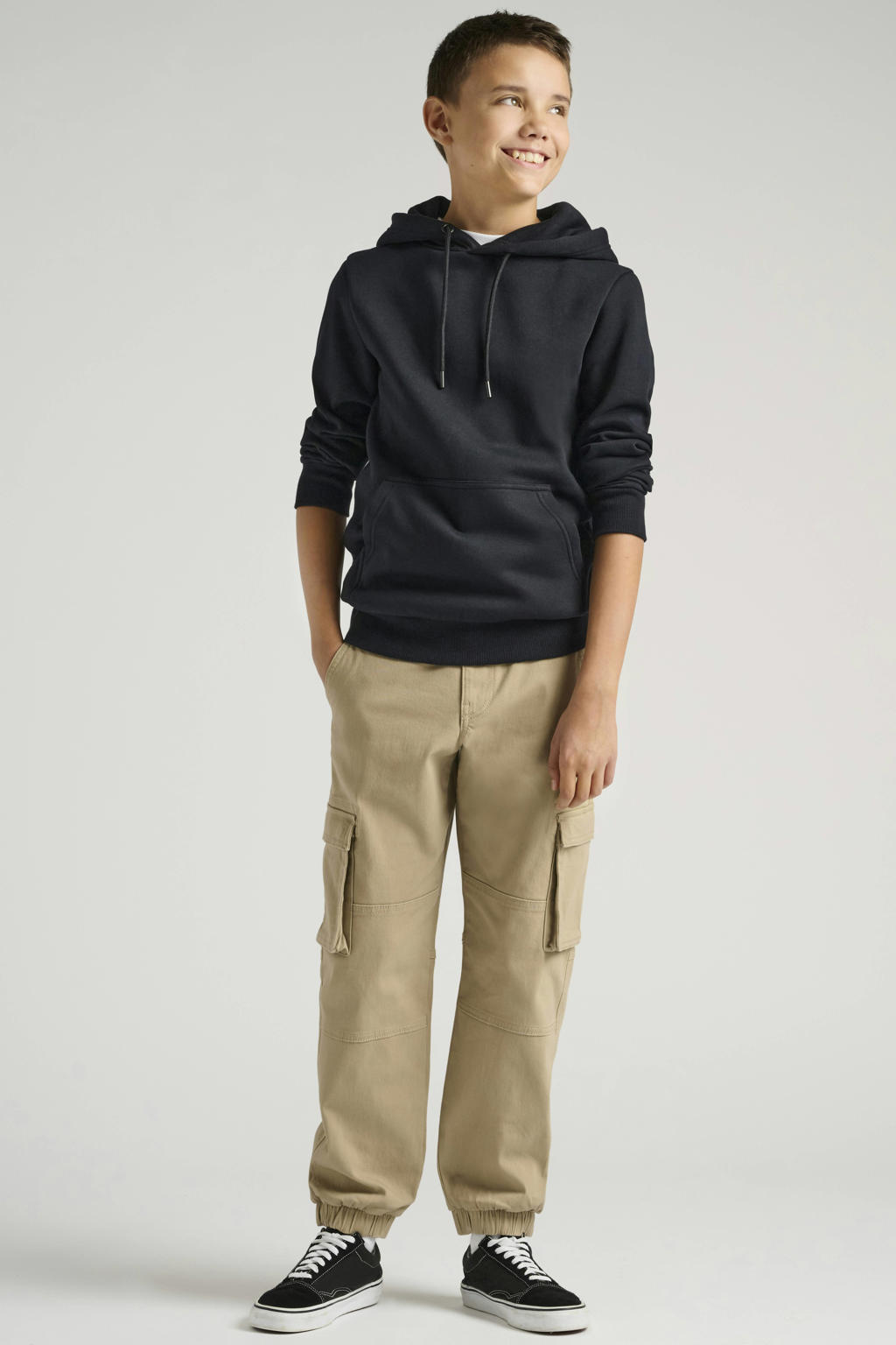 Zandkleurige jongens ONLY & SONS JUNIOR cargobroek van stretchkatoen met tapered fit, rits- en knoopsluiting en effen