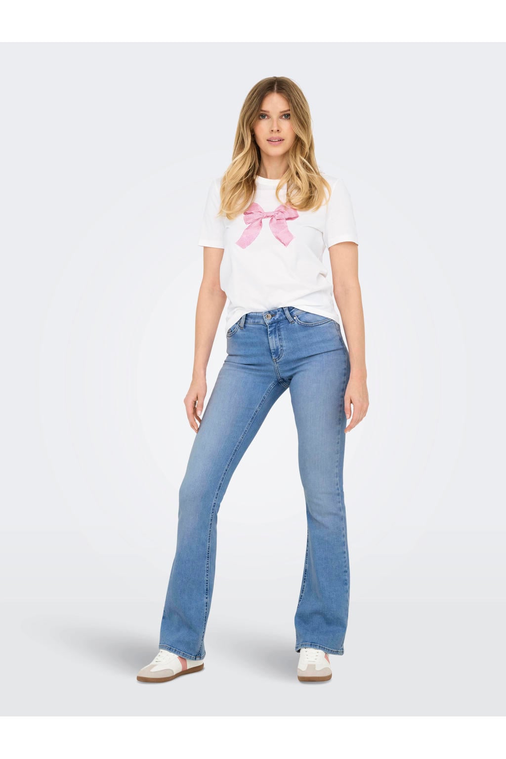 Light blue denim dames ONLY regular waist flared jeans van denim met rits- en knoopsluiting en effen