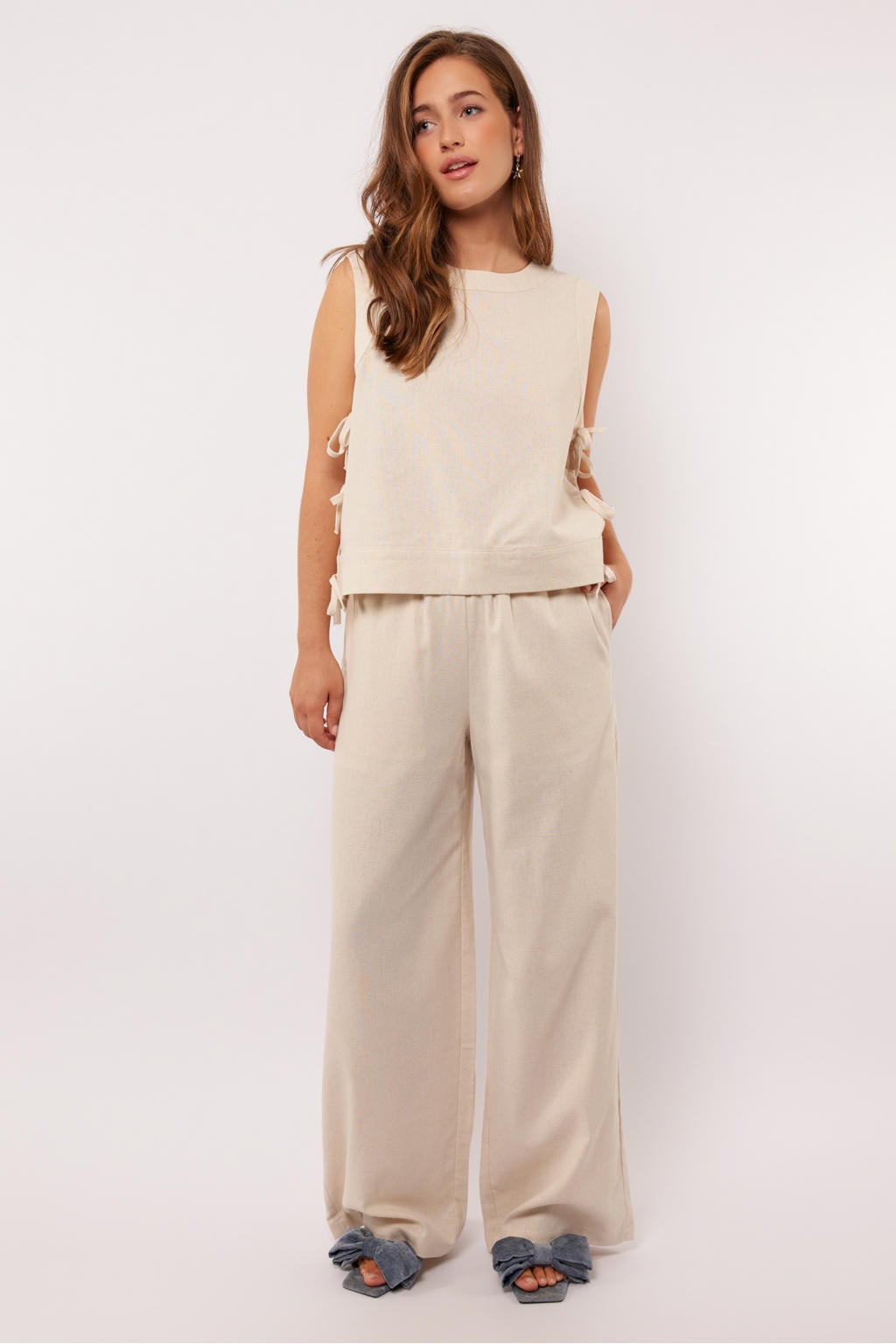 Zandkleurige dames FLURESK linnen wide leg regular waist broek met effen