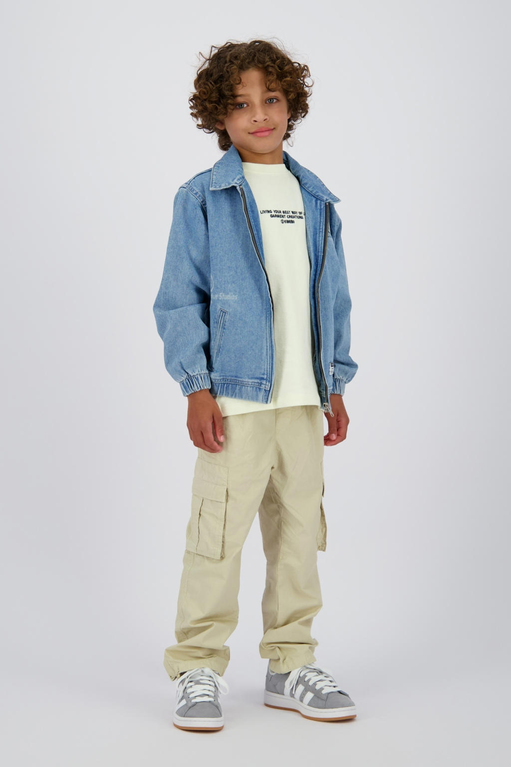 Medium blue denim jongens Vingino spijkerjas van denim met backprint, lange mouwen, klassieke kraag, ritssluiting en elastische boord