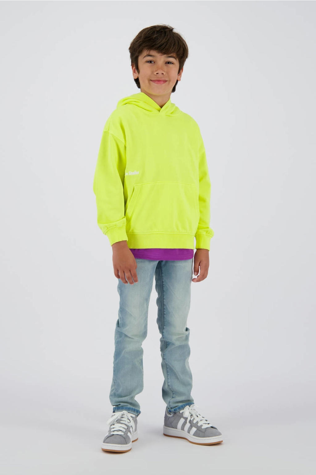Gele jongens Vingino hoodie van sweat materiaal met backprint, lange mouwen en capuchon