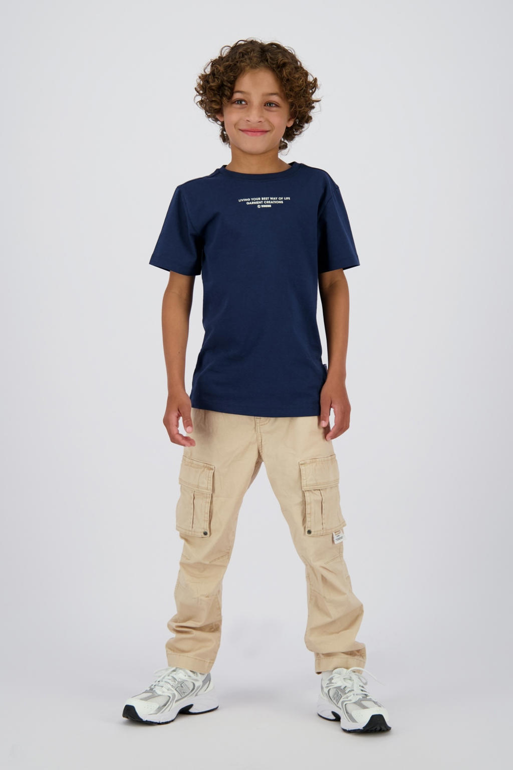 Beige jongens Vingino loose fit cargo broek van stretchkatoen met regular waist, elastische tailleband met koord en effen