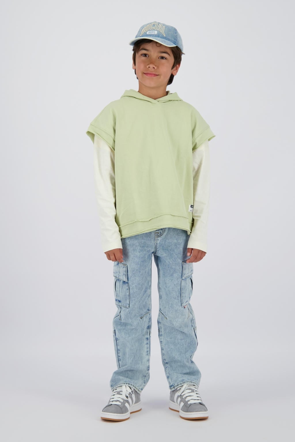 Light blue denim jongens Vingino relaxed jeans van denim met regular waist, rits- en knoopsluiting en effen