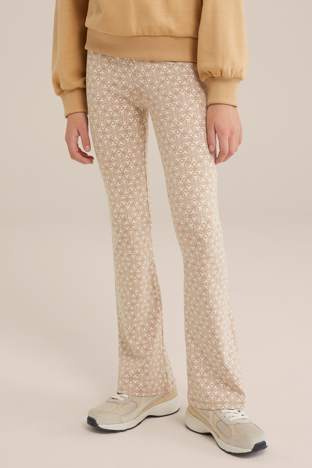 Beige meisjes WE Fashion flared broek van viscose met elastische tailleband en effen