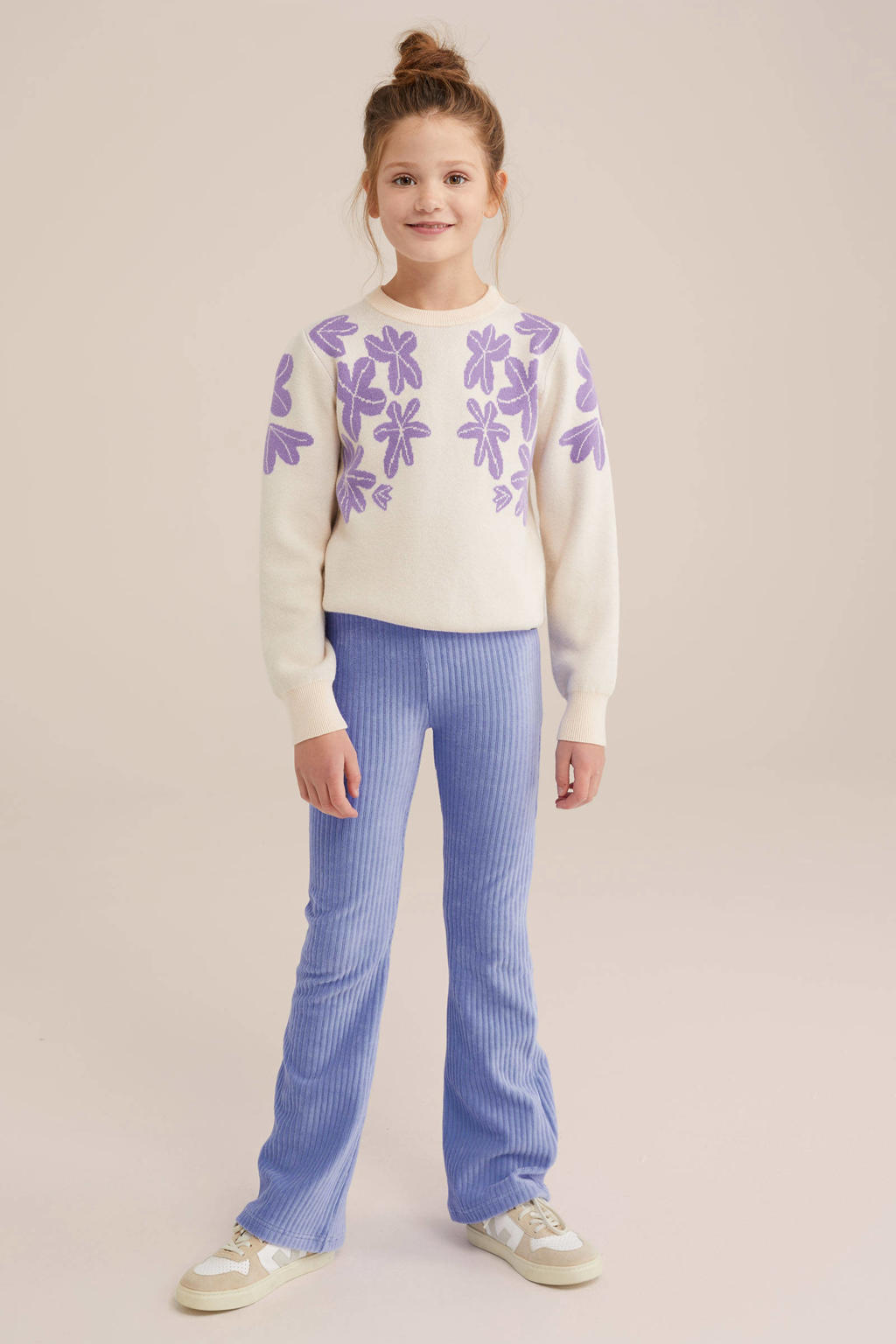 Lilakleurige meisjes WE Fashion fluwelen flared broek met regular waist en elastische tailleband