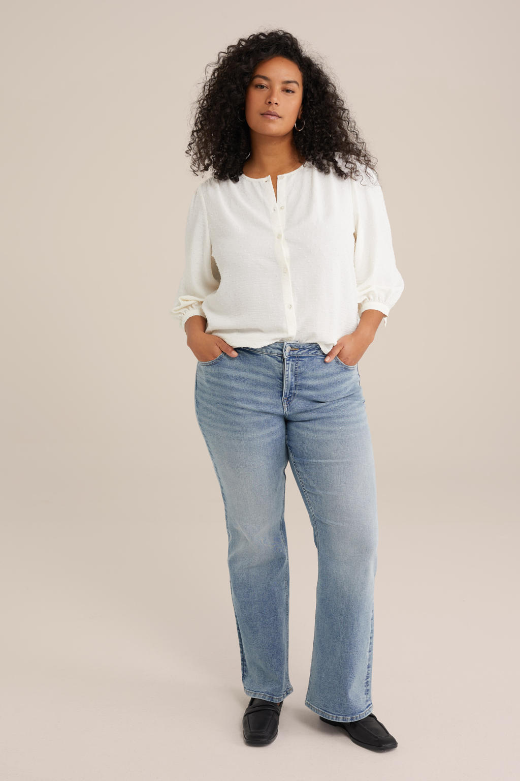 Light blue denim dames WE Fashion Curve straight leg jeans van denim met rits- en knoopsluiting en effen