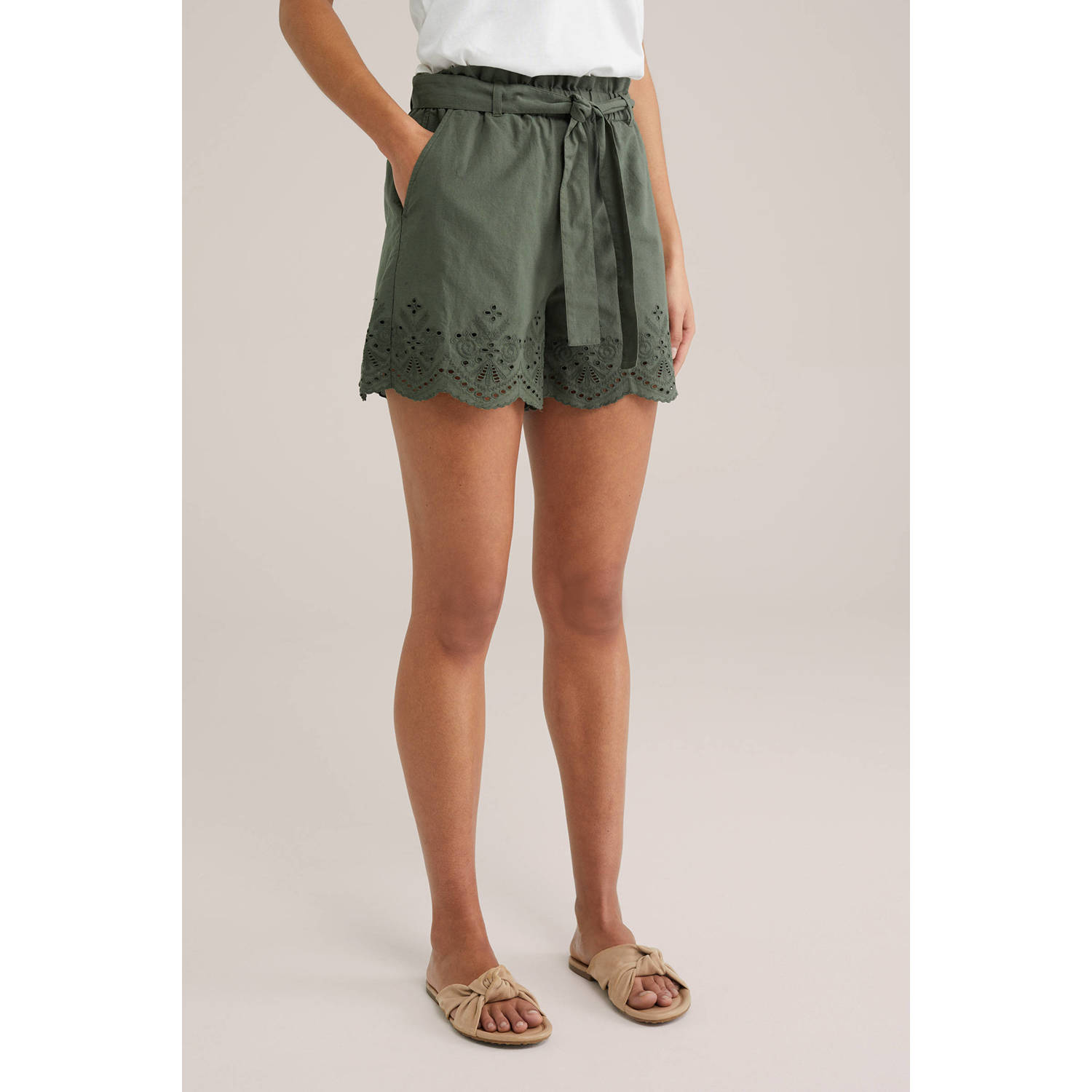 WE Fashion regular high waist casual short donkergroen broderie