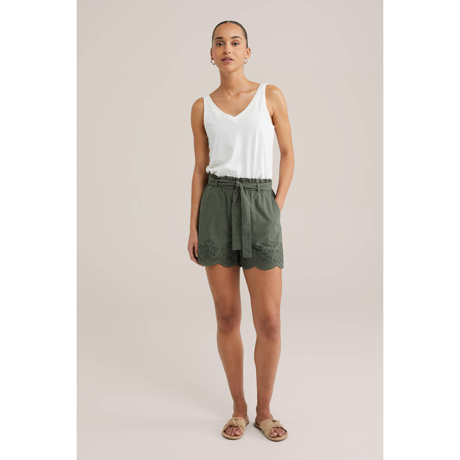 WE Fashion regular high waist casual short donkergroen broderie