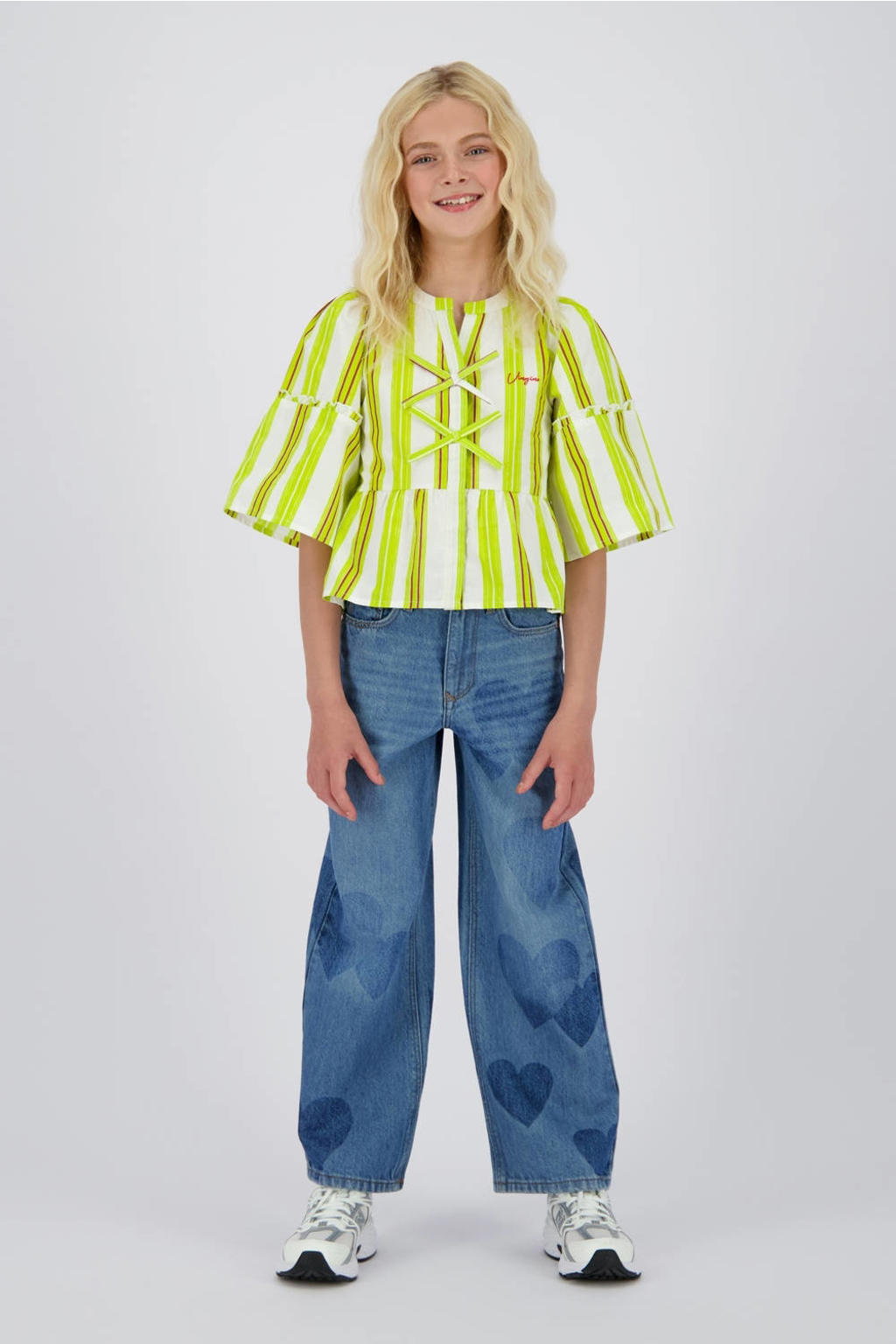 Medium blue denim meisjes Vingino wide leg jeans van denim met rits- en knoopsluiting en hartjesprint