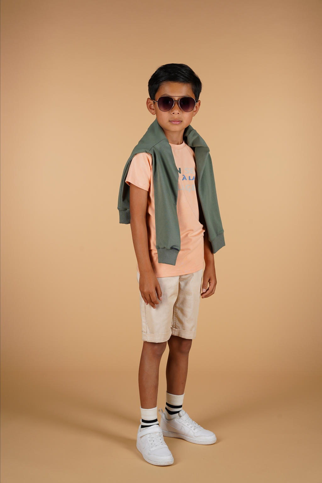 Beige jongens Le Chic Garcon regular chino short van stretchkatoen met rits- en knoopsluiting