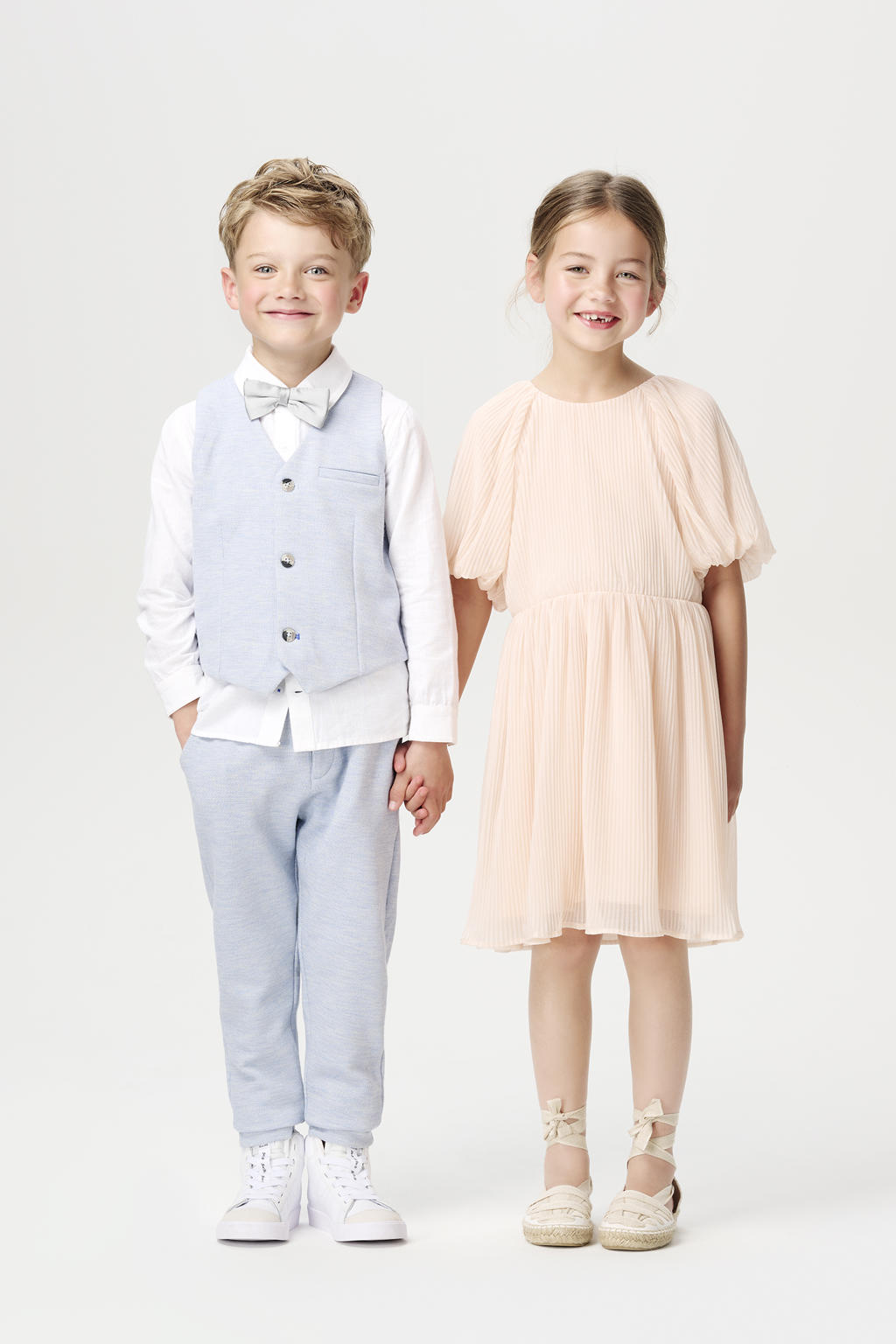 Beige meisjes Noppies kids korte jurk van polyester met effen, korte mouwen, ronde hals, knoopsluiting en plissé details