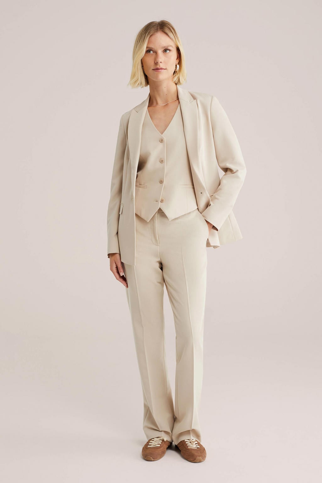 Beige dames WE Fashion flared regular waist pantalon van polyester met rits- en haaksluiting en effen