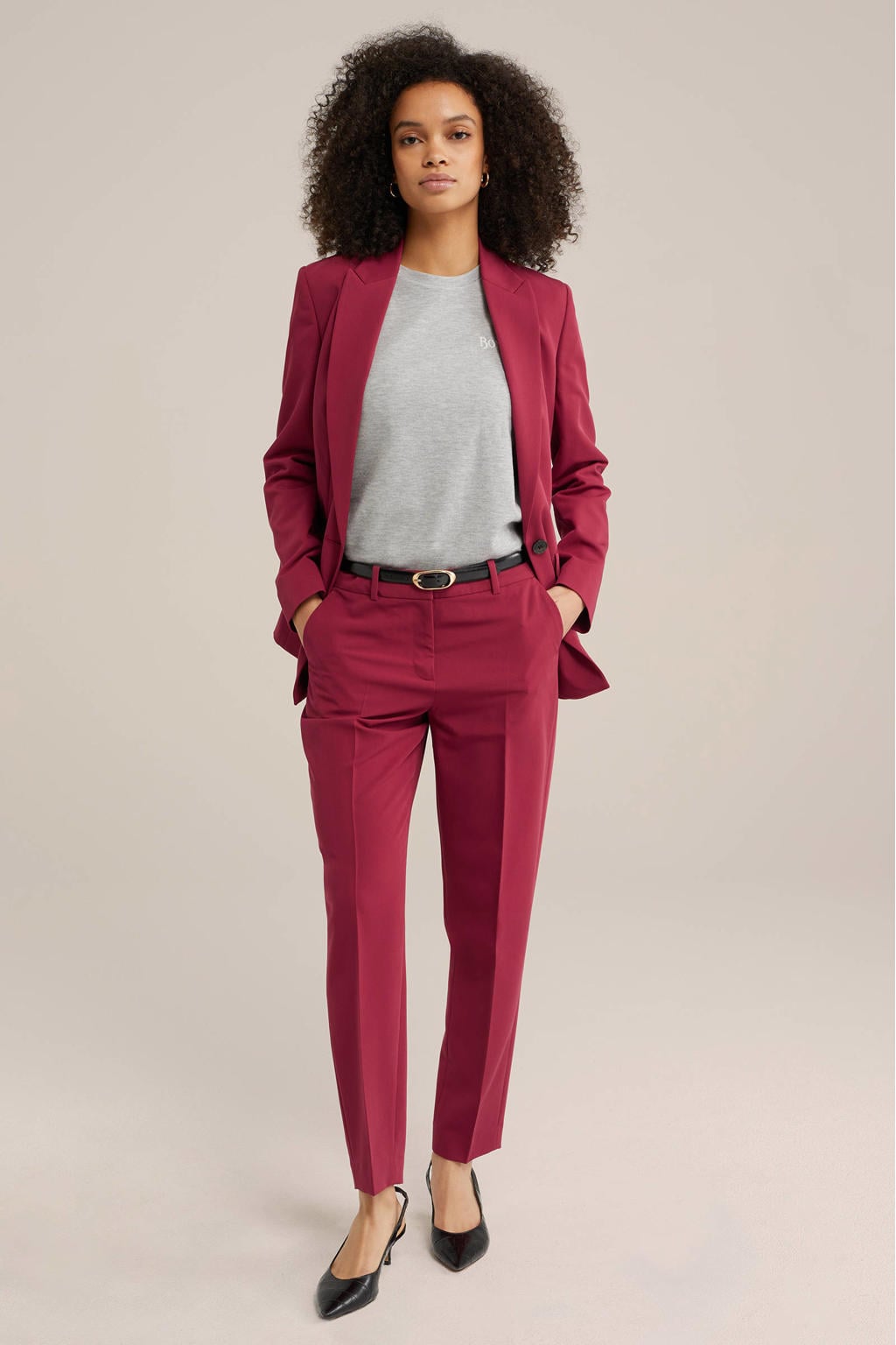 Rode dames WE Fashion tapered regular waist pantalon van polyester met rits, haak- en knoopsluiting en effen