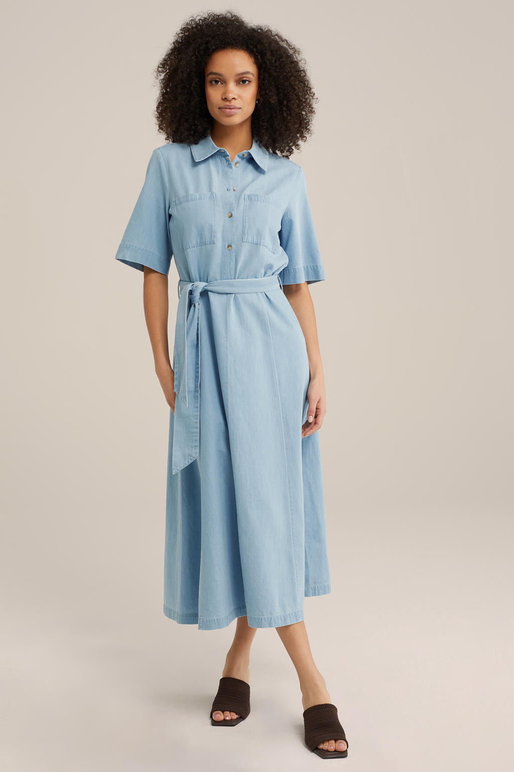 Lichtblauwe dames WE Fashion Blue Ridge midi jurk bleached blue van katoen met effen, korte mouwen en klassieke kraag