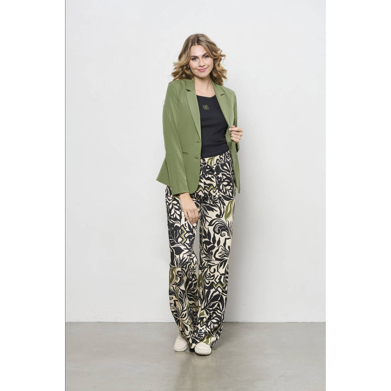 &Co Woman straight regular waist broek zwart